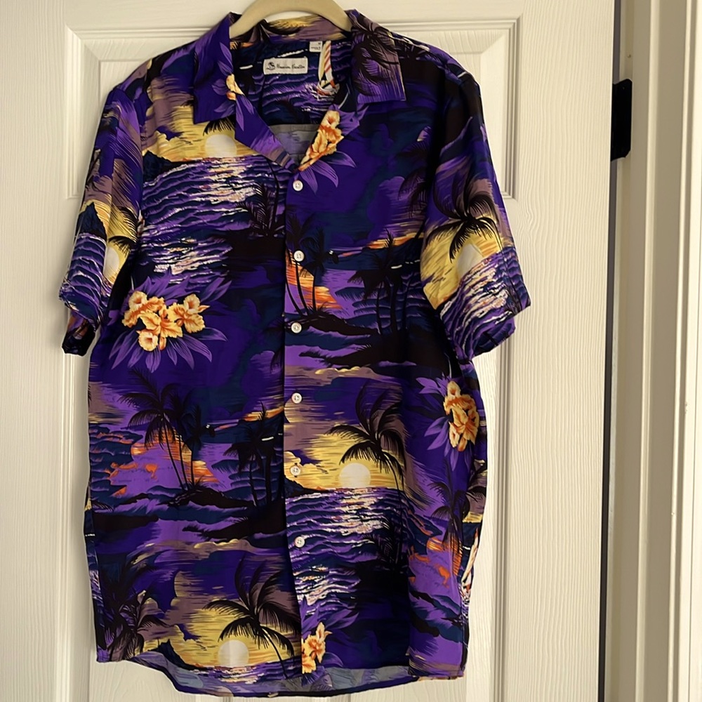 Men’s Medium purple Hawaiian shirt, button down. Brand- Hawaiian Vacation